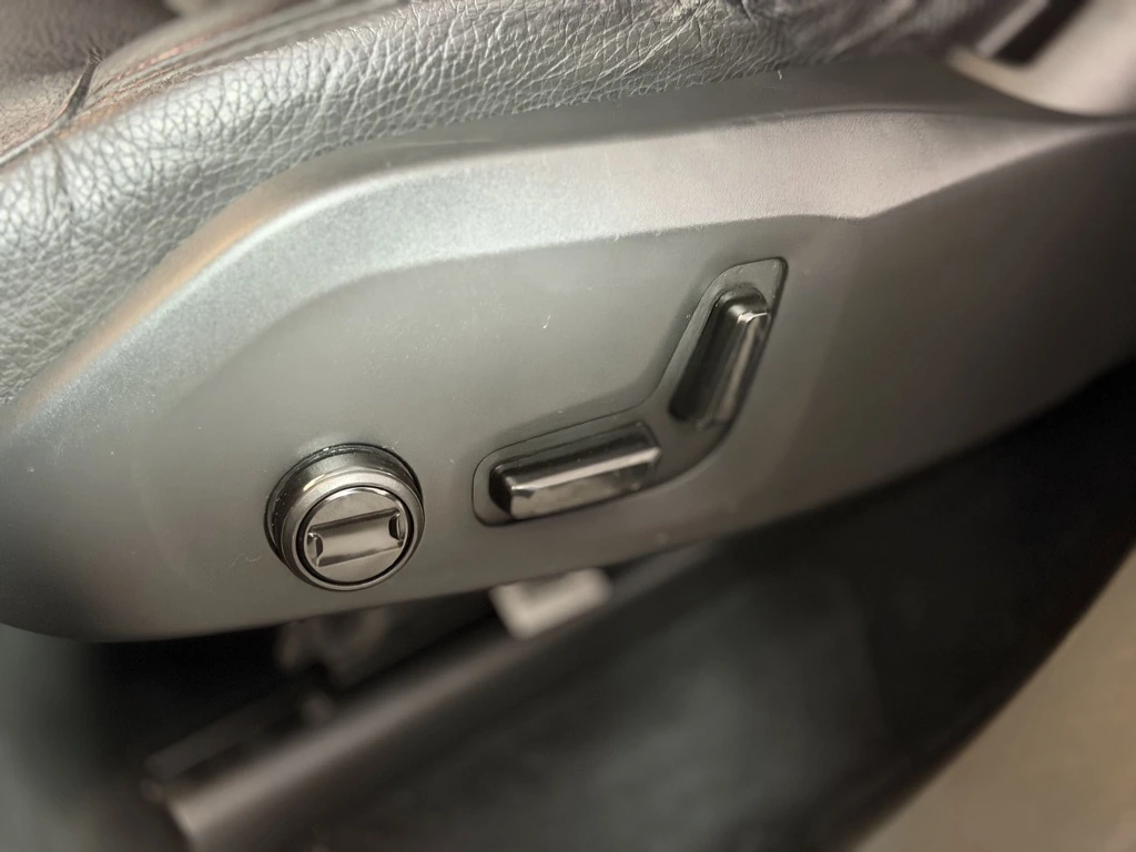 2020 Volvo - image 18