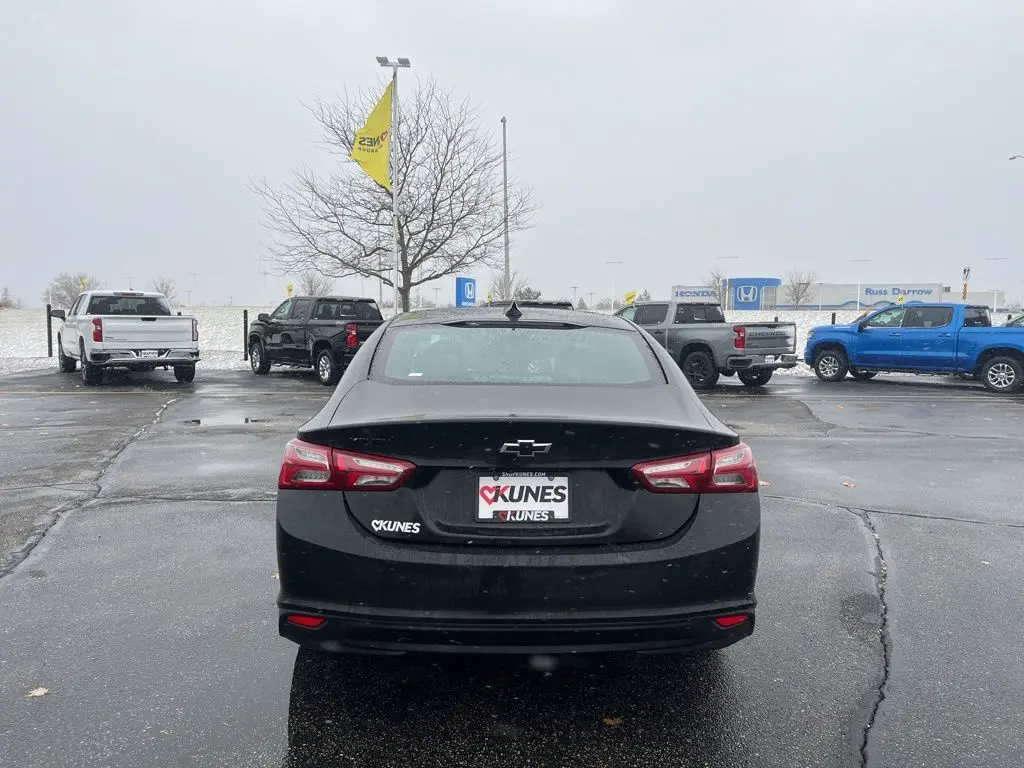 2023 Chevrolet Malibu 1LT photo 2