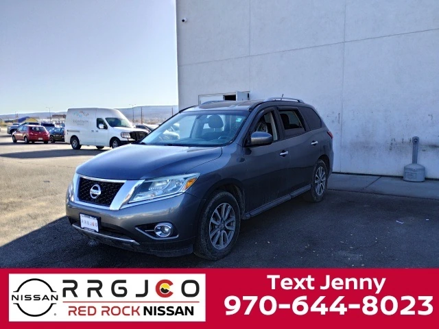 2015 Nissan Pathfinder SV's photo