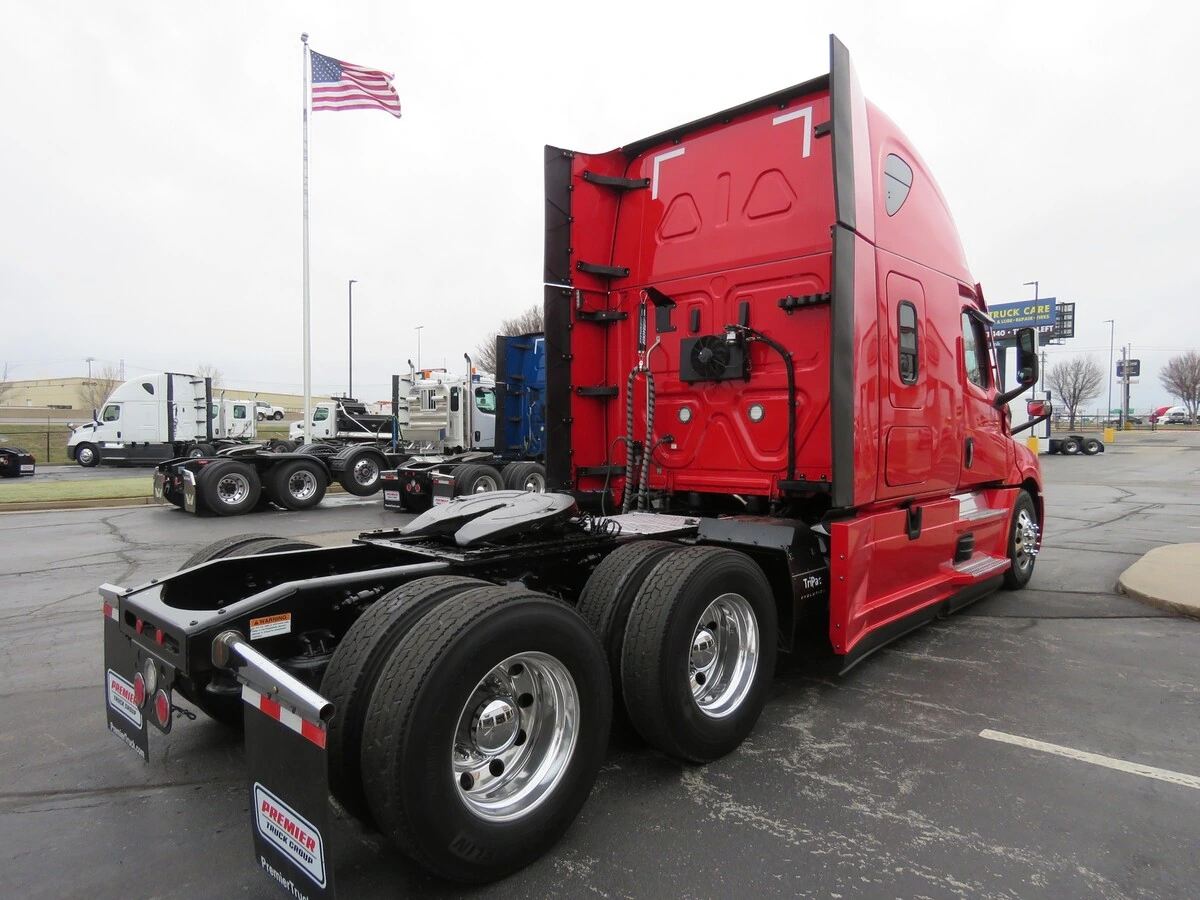 2022 Freightliner Cascadia - image 7