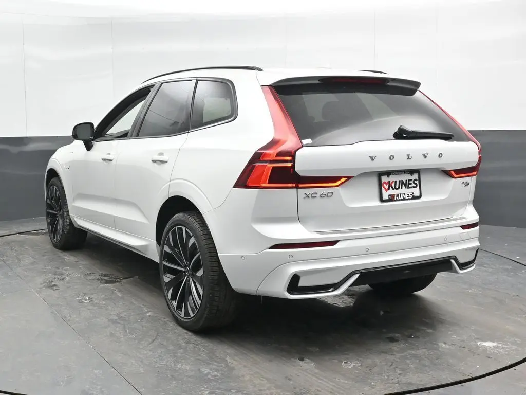 2026 Volvo - image 8