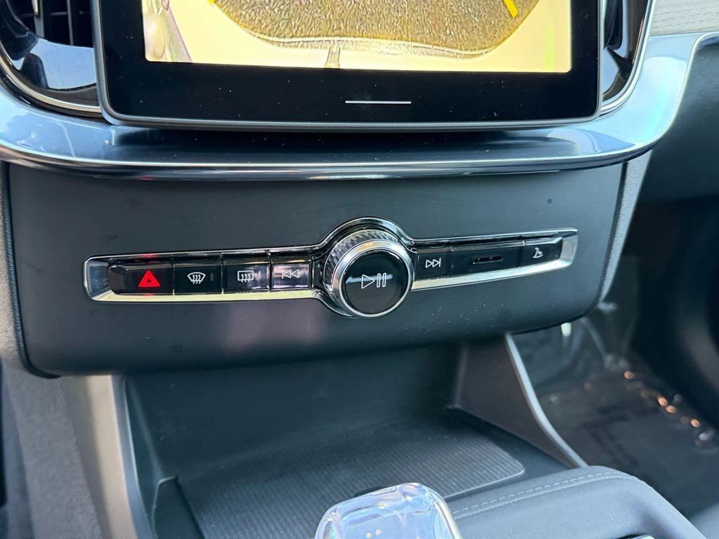 2025 Volvo - image 23