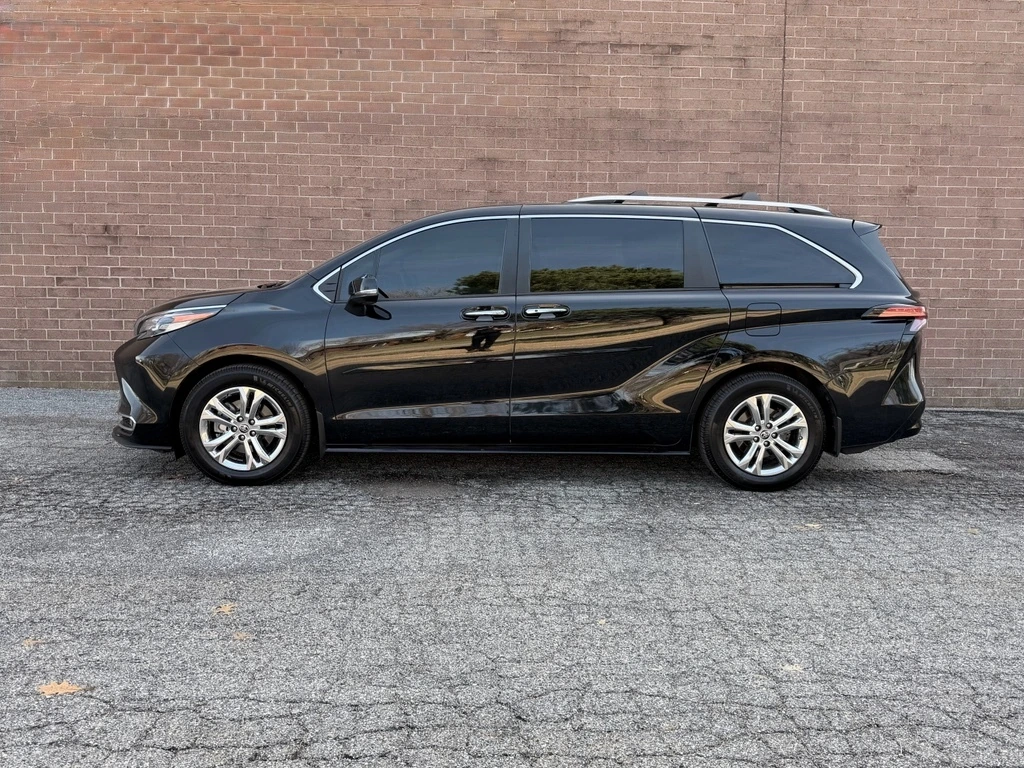 Used 2022 Toyota Sienna Platinum with VIN 5TDESKFC6NS050175 for sale in Kansas City