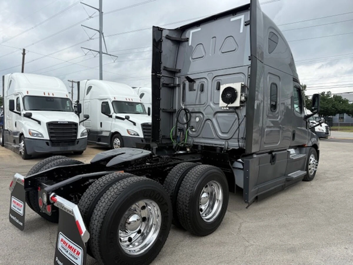 2022 Freightliner Cascadia — photo 4