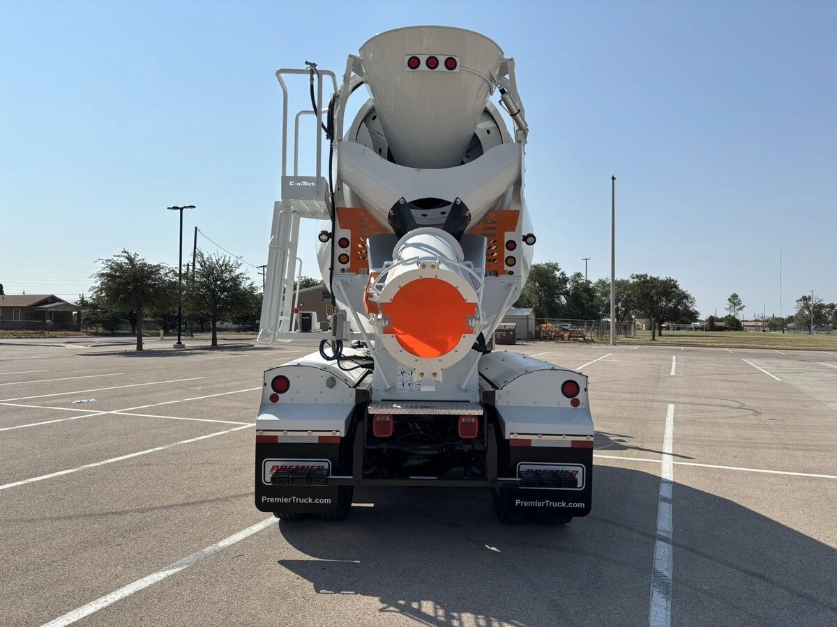 2027 Freightliner 114SD — photo 4
