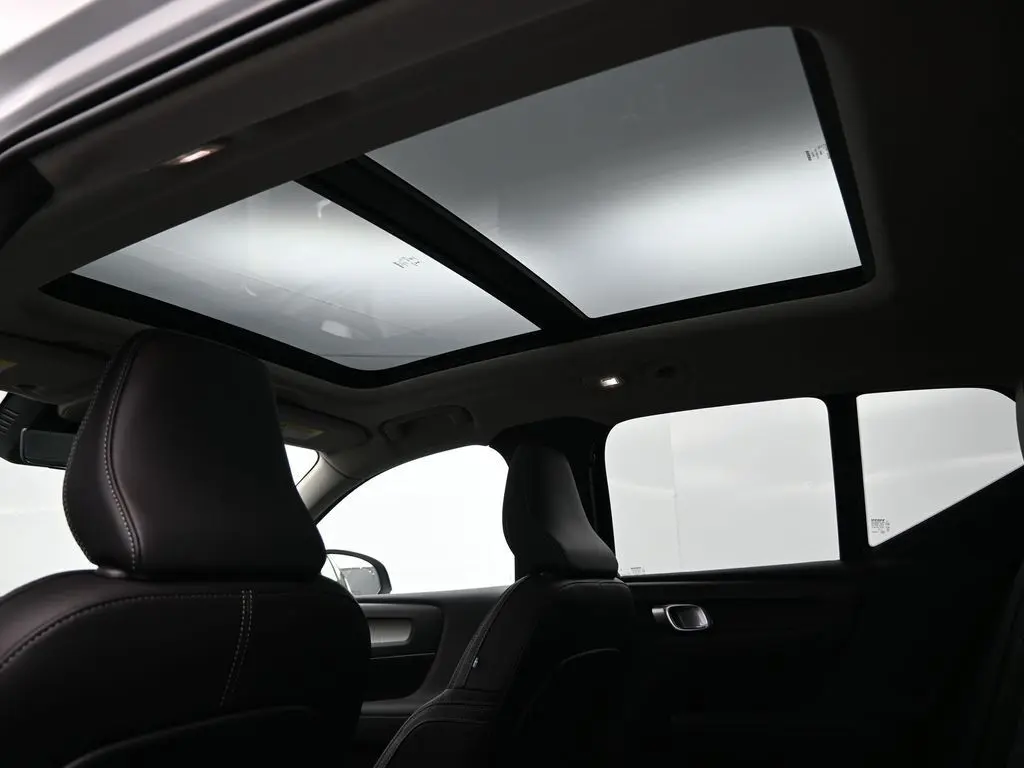 2025 Volvo - image 23