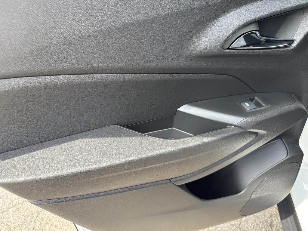2025 Chevrolet Trax LS photo 25