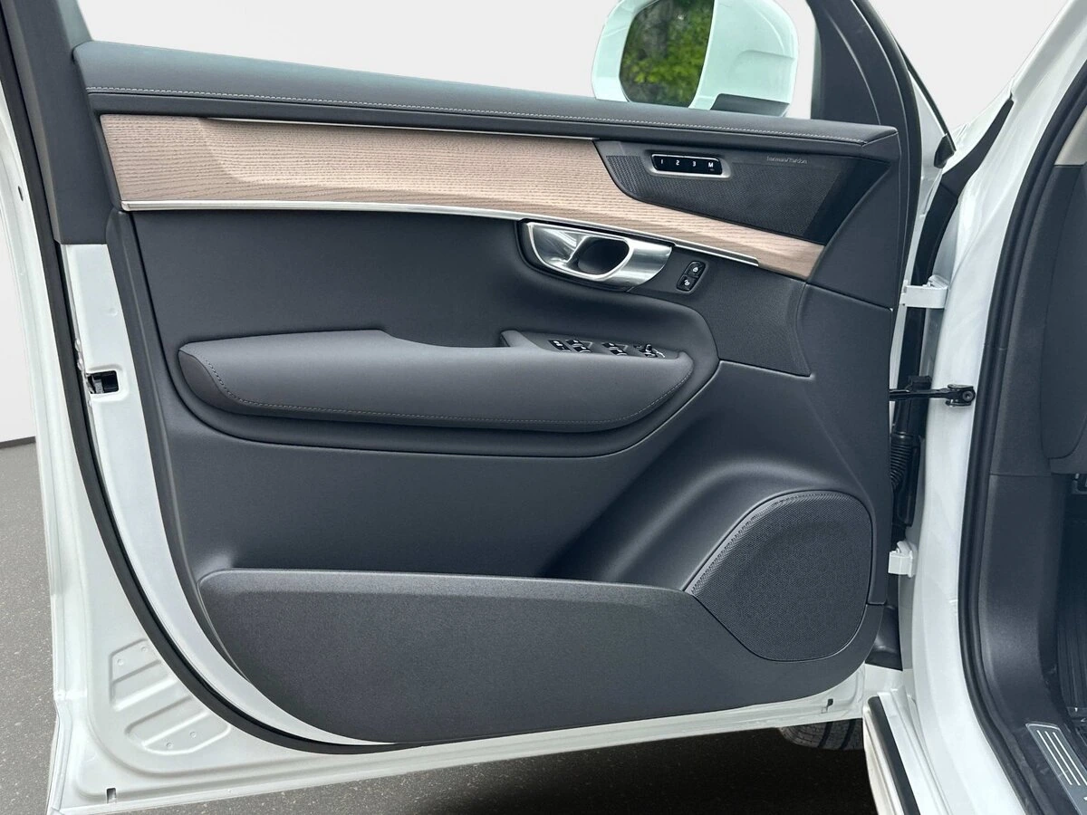 2026 Volvo - image 15