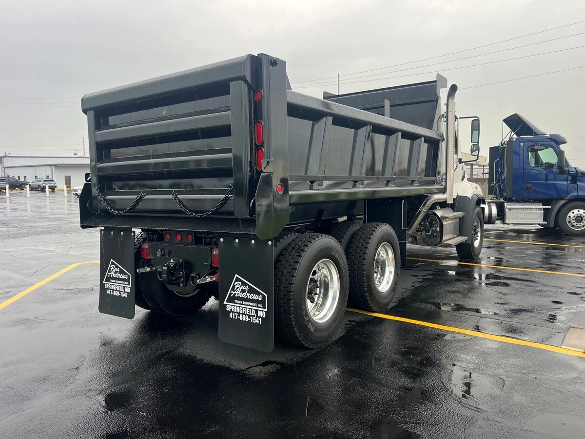 2027 Freightliner 114SD — photo 5