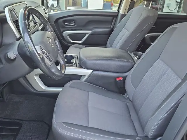 2021 Nissan Titan SV photo 2