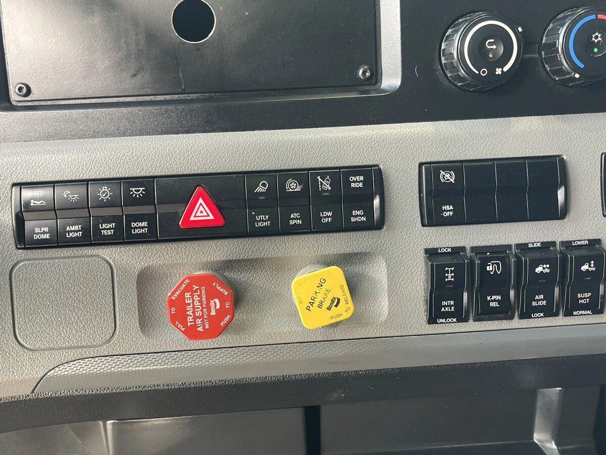 2022 Freightliner Cascadia - image 21