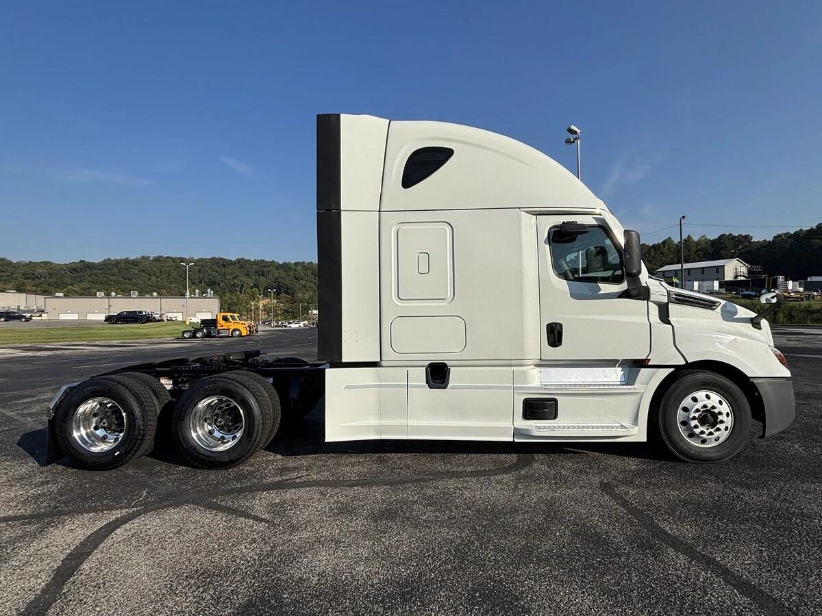 2022 Freightliner Cascadia — photo 4