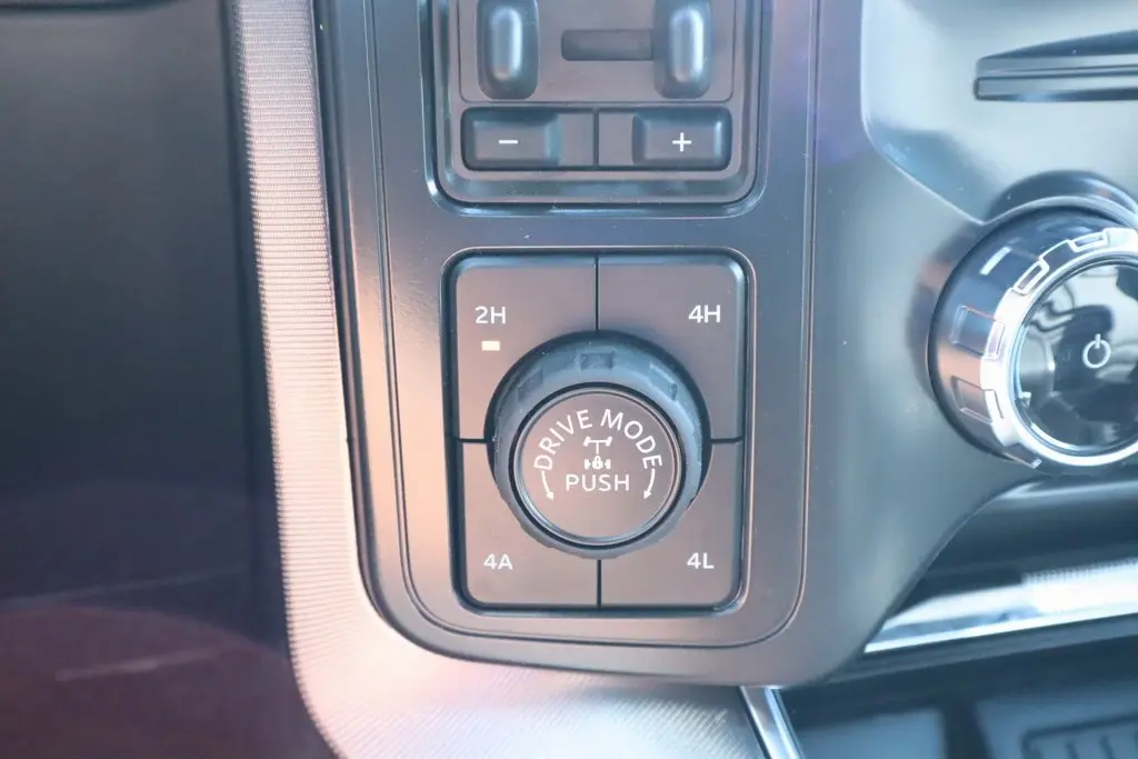2025 Ford F-150 Platinum photo 2