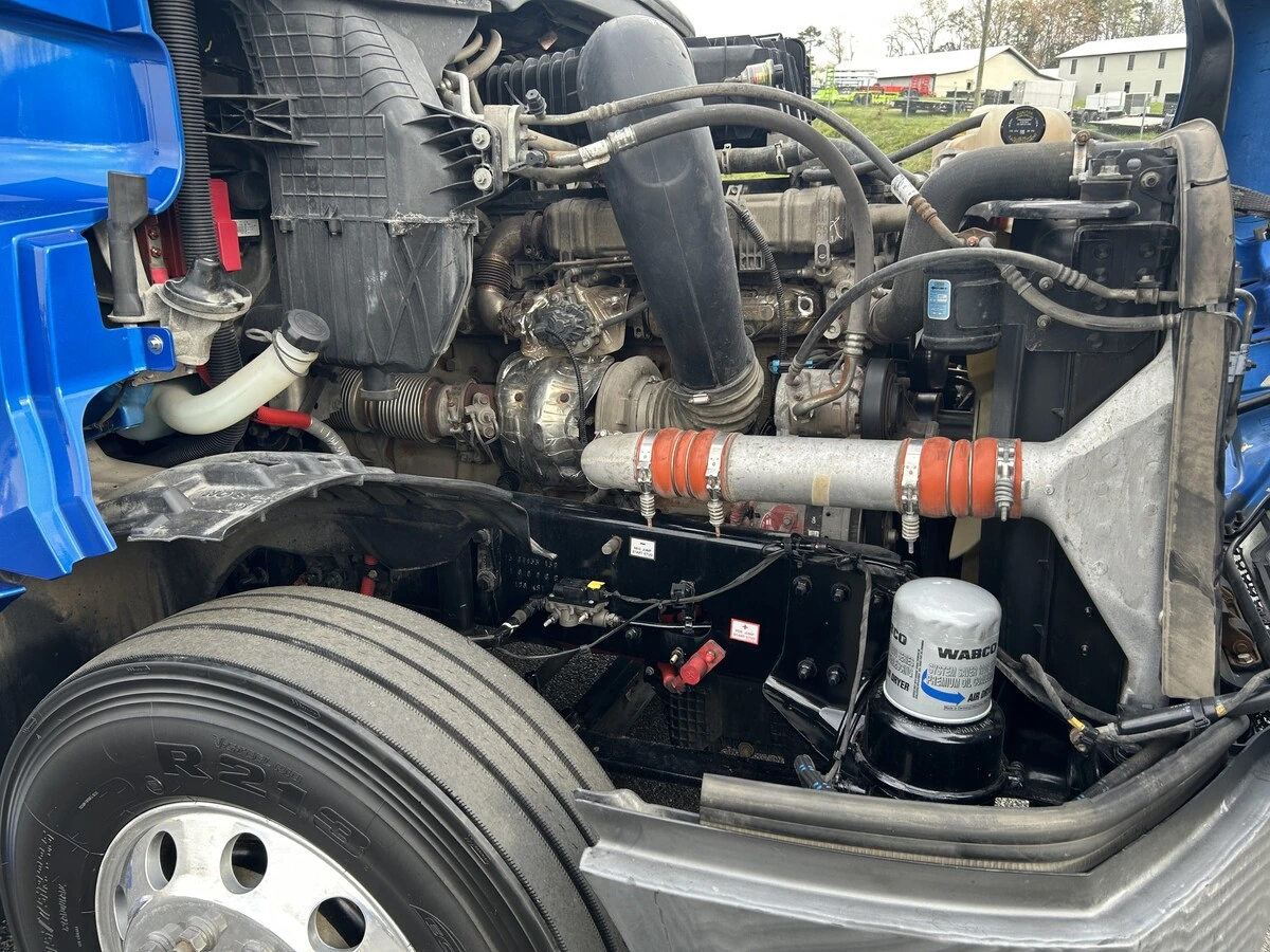 2022 Freightliner Cascadia - image 10