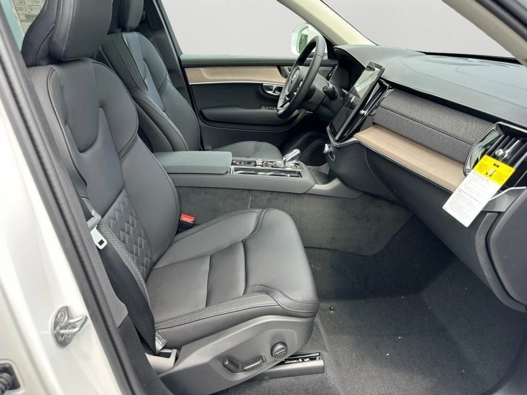 2025 Volvo - image 9