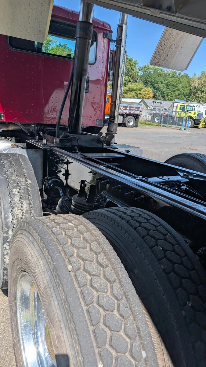 2019 International HX - image 32