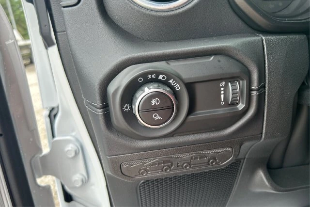 2026 Jeep Gladiator Sahara - Photo 18
