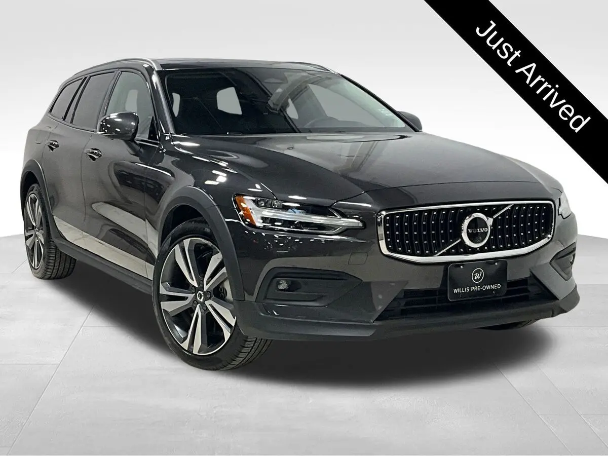 2025 Volvo V60 Cross Country Plus's photo
