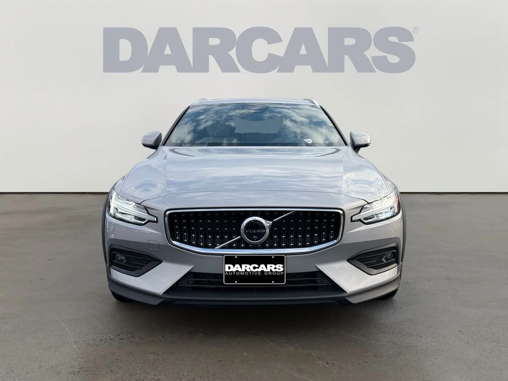 2025 Volvo - image 2