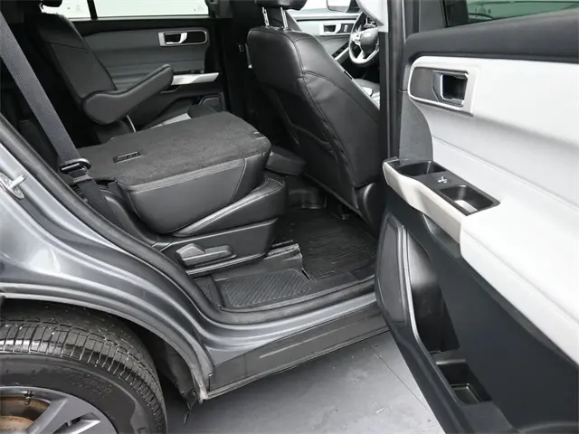 2022 Ford Explorer XLT Sport photo 9