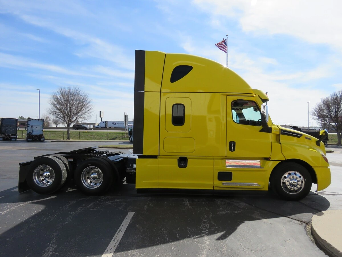 2022 Freightliner Cascadia - image 9
