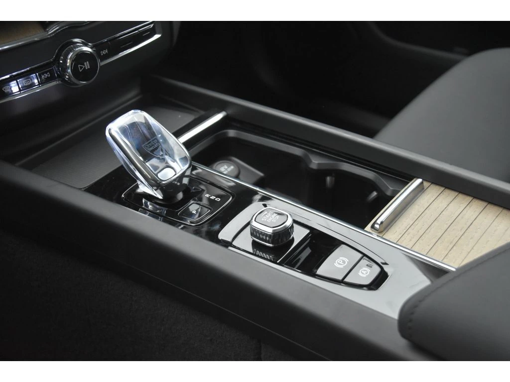 2026 Volvo - image 36