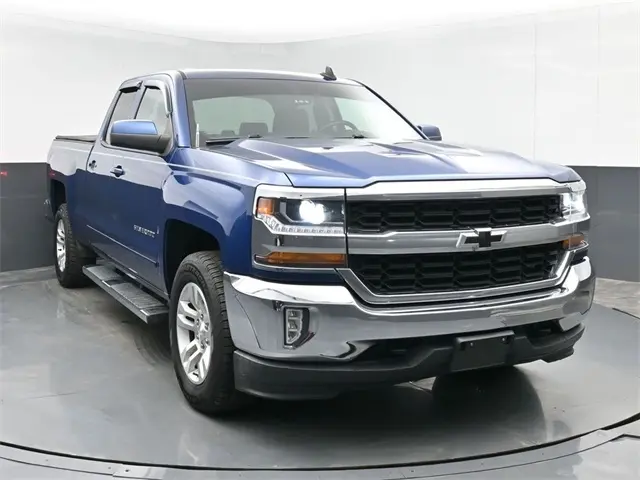 2017 Chevrolet Silverado 1500 LT photo 2