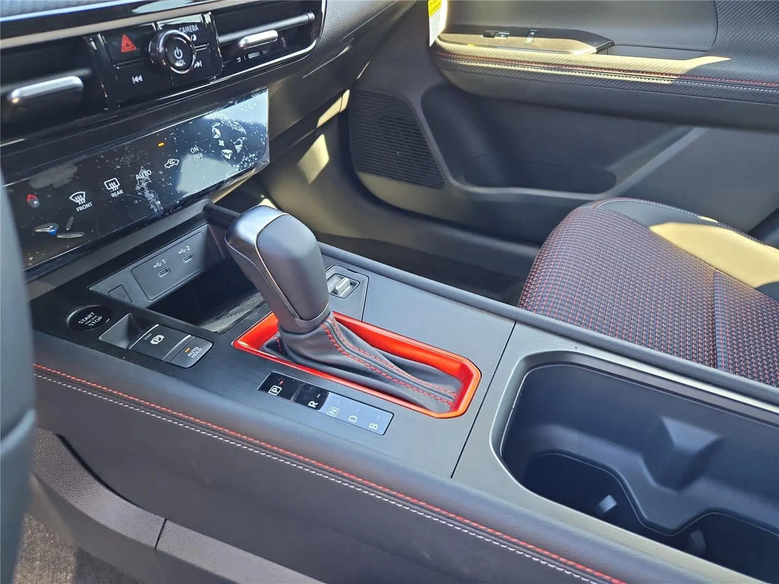 2025 Nissan Kicks SR photo 6