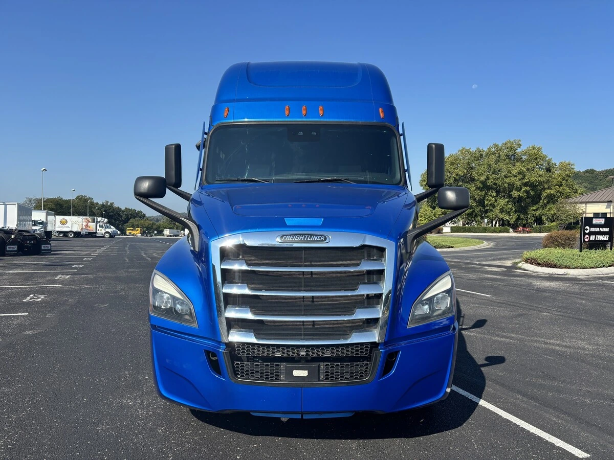 2022 Freightliner Cascadia — photo 2