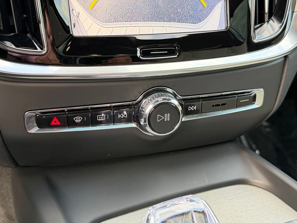 2025 Volvo - image 23