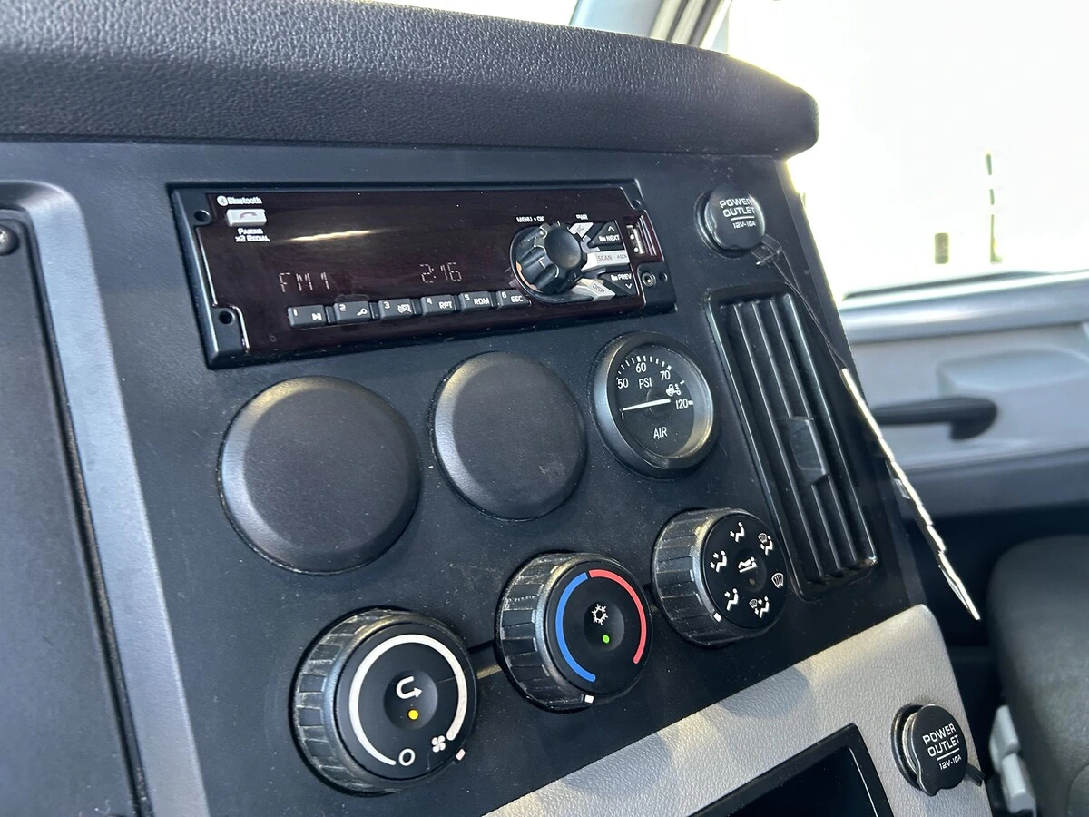 2020 Freightliner Cascadia - image 18