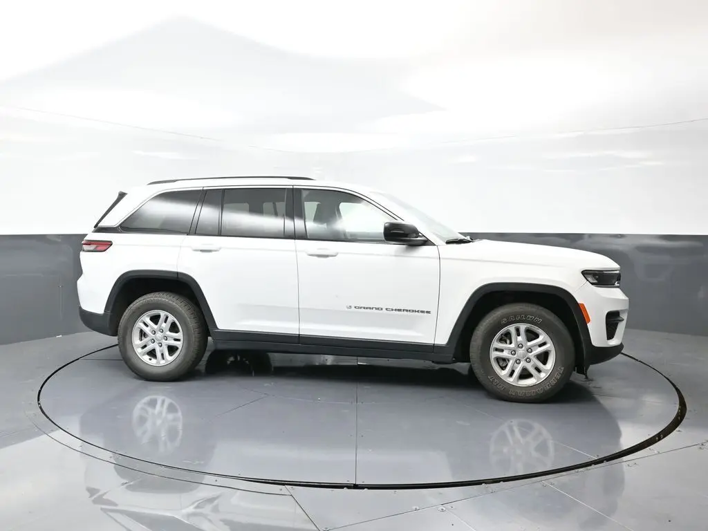 2023 Jeep Grand Cherokee Laredo photo 2
