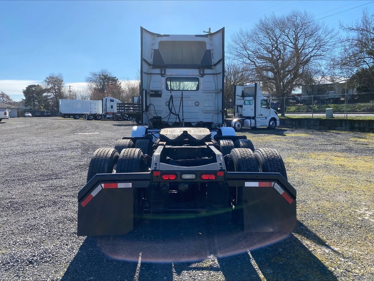 2018 Volvo VNL 860 - image 4