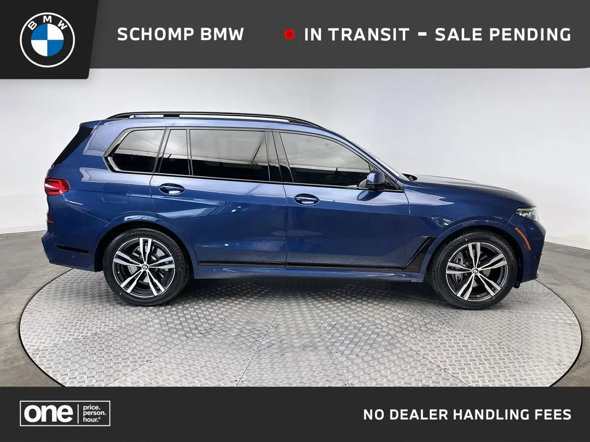 2022 BMW X7 40i's photo