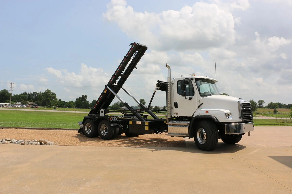 2027 Freightliner 114SD — photo 8