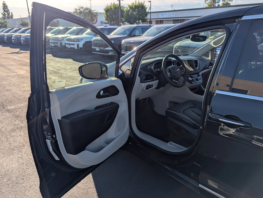 2023 Chrysler Pacifica Hybrid Limited - Photo 38