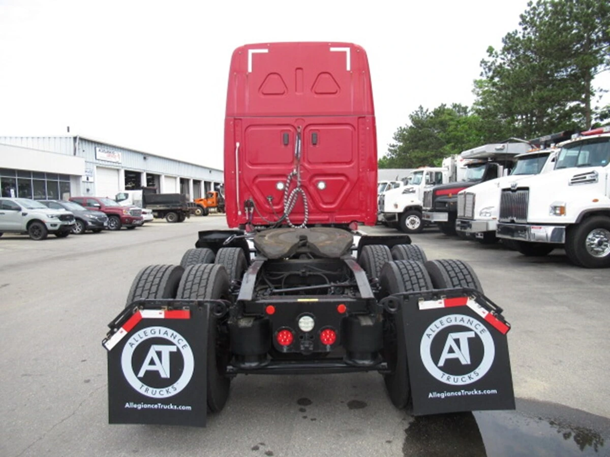 2020 Freightliner Cascadia in Flemington, NJ — photo 5