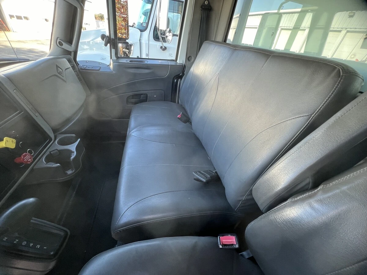 2015 International 4300 - image 13
