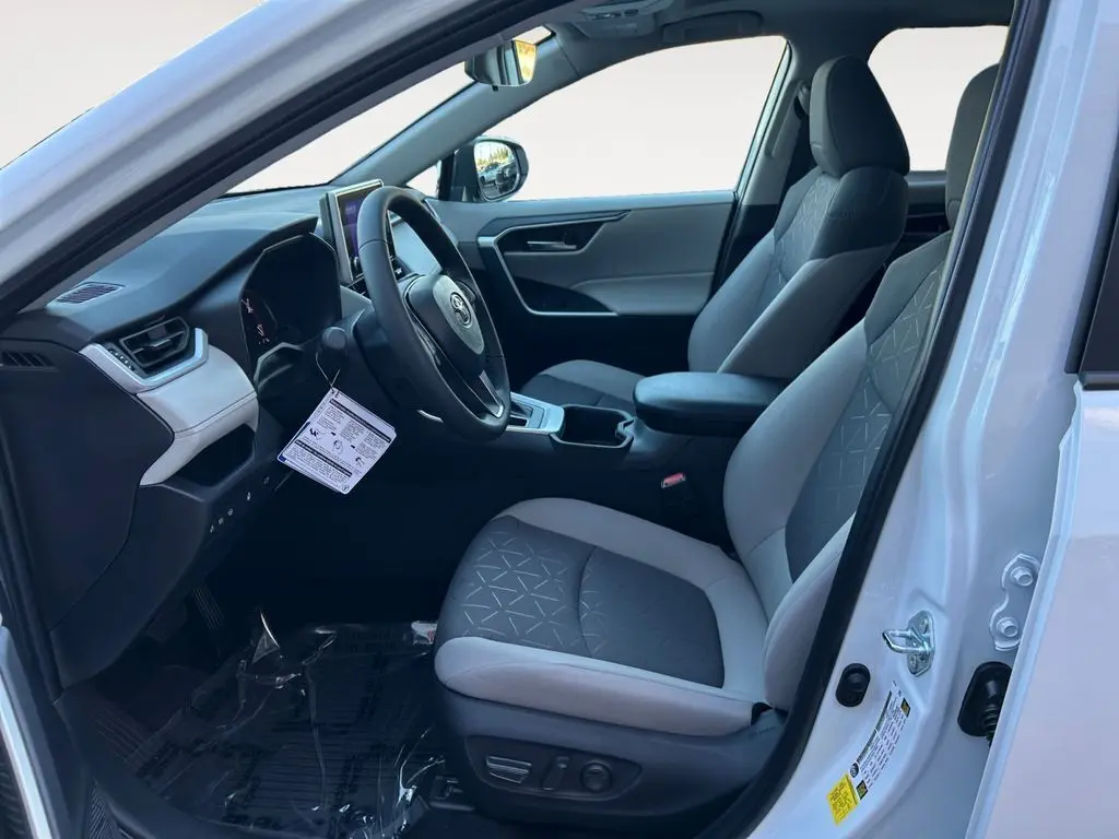 2025 Toyota RAV4 XLE photo 14