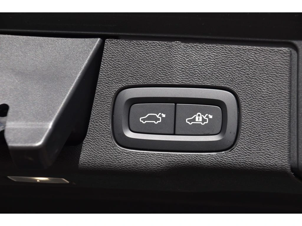 2026 Volvo - image 23