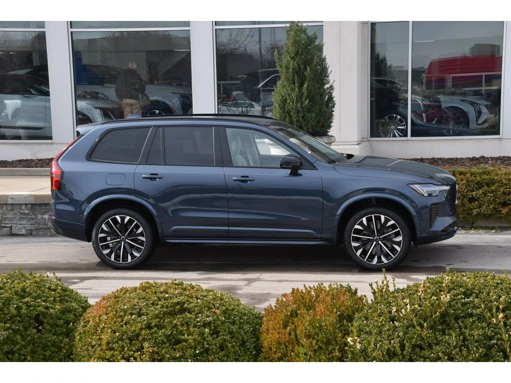 2026 Volvo - image 3