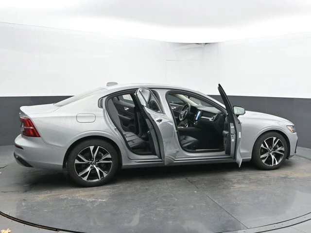 2025 Volvo - image 48