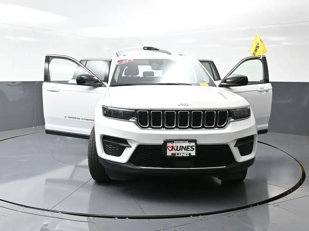 2023 Jeep Grand Cherokee Laredo photo 22
