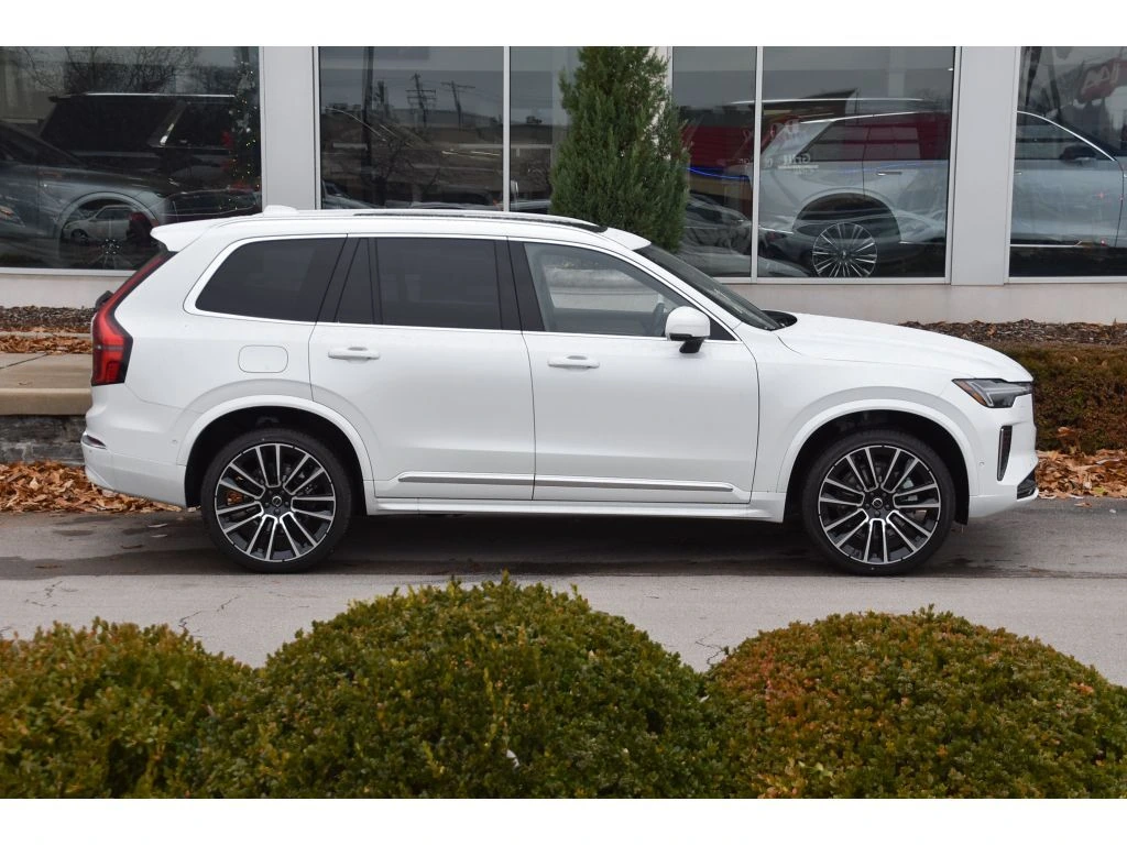 2026 Volvo - image 3