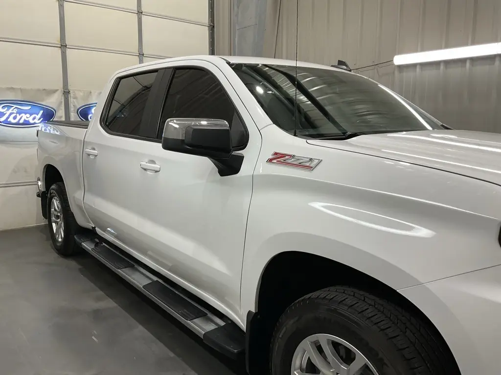 2019 Chevrolet Silverado 1500 LT photo 2