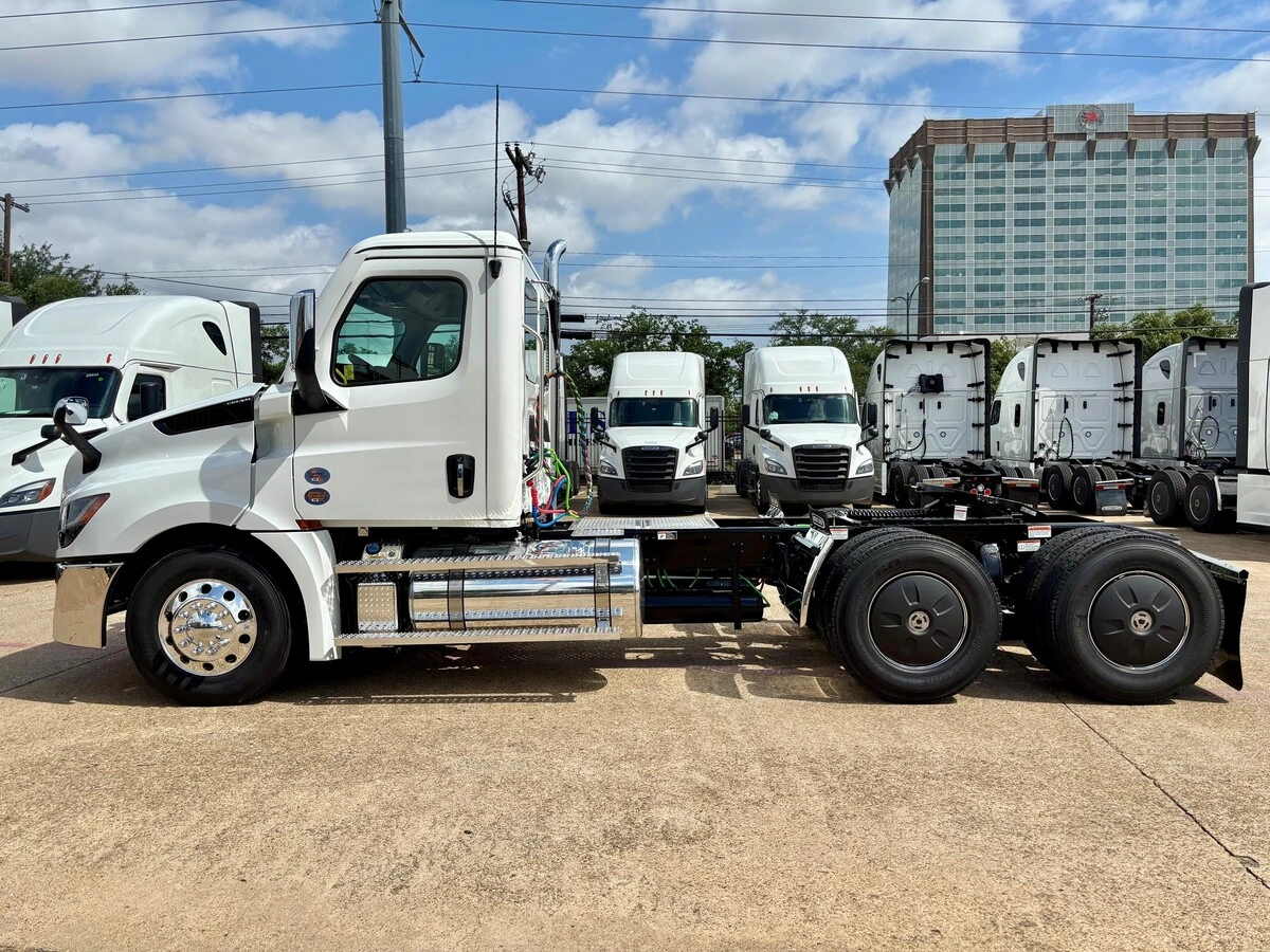 2027 Freightliner Cascadia — photo 4