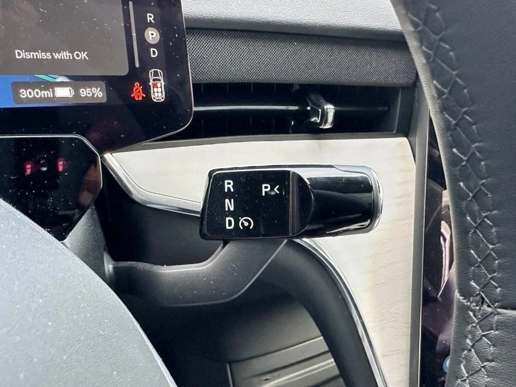 2025 Volvo - image 22