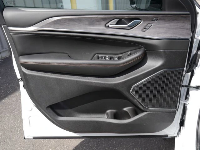 2025 Jeep Grand Cherokee Overland - Photo 17