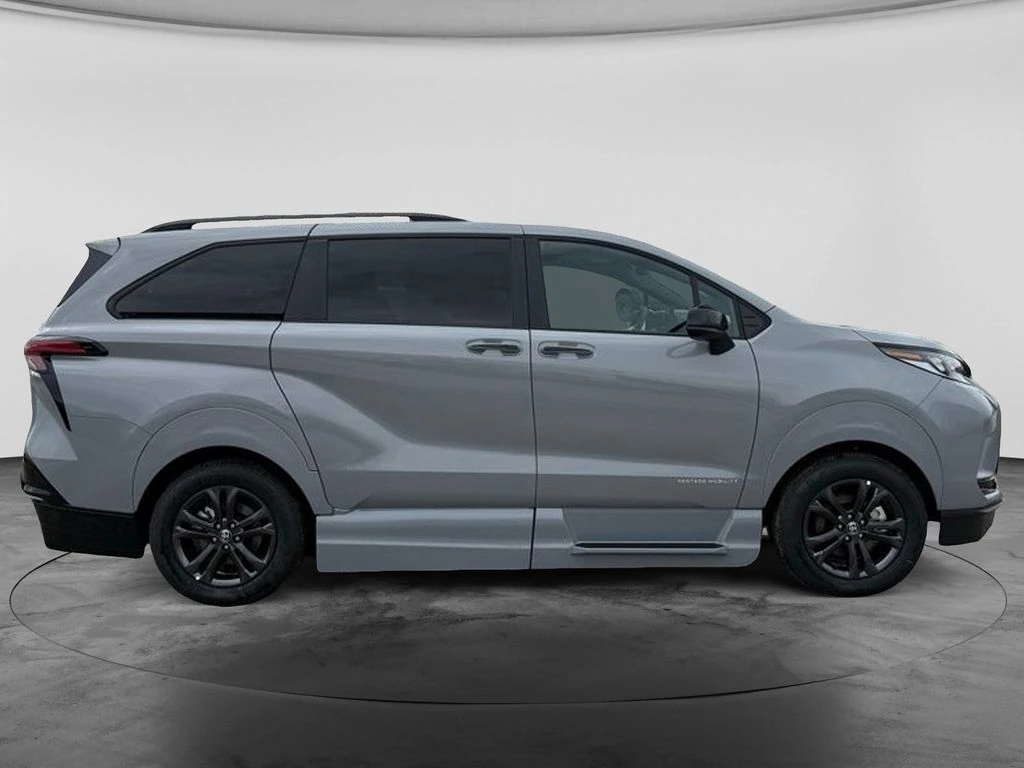 2025 Toyota Sienna XSE - Photo 10