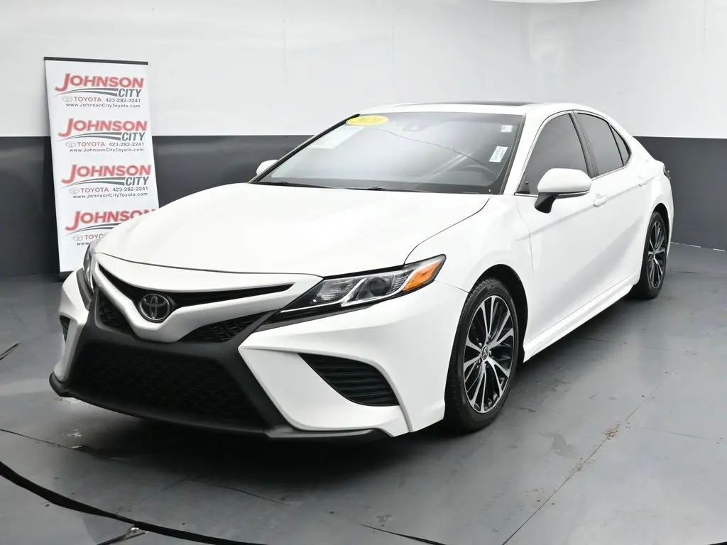2020 Toyota Camry SE photo 4